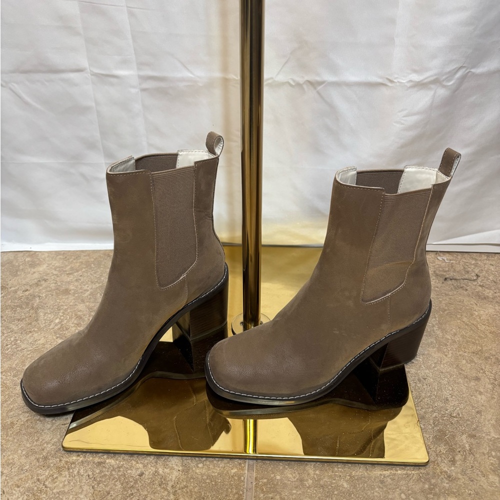 Oasis Society Taupe Chunky Heel Ankle Boots Size 7.5 Vegan Leather Chelsea